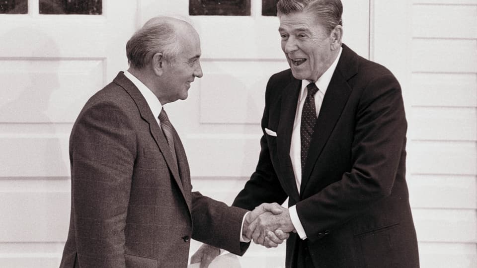Gorbatschow und Reagan schütteln sich die Hände.