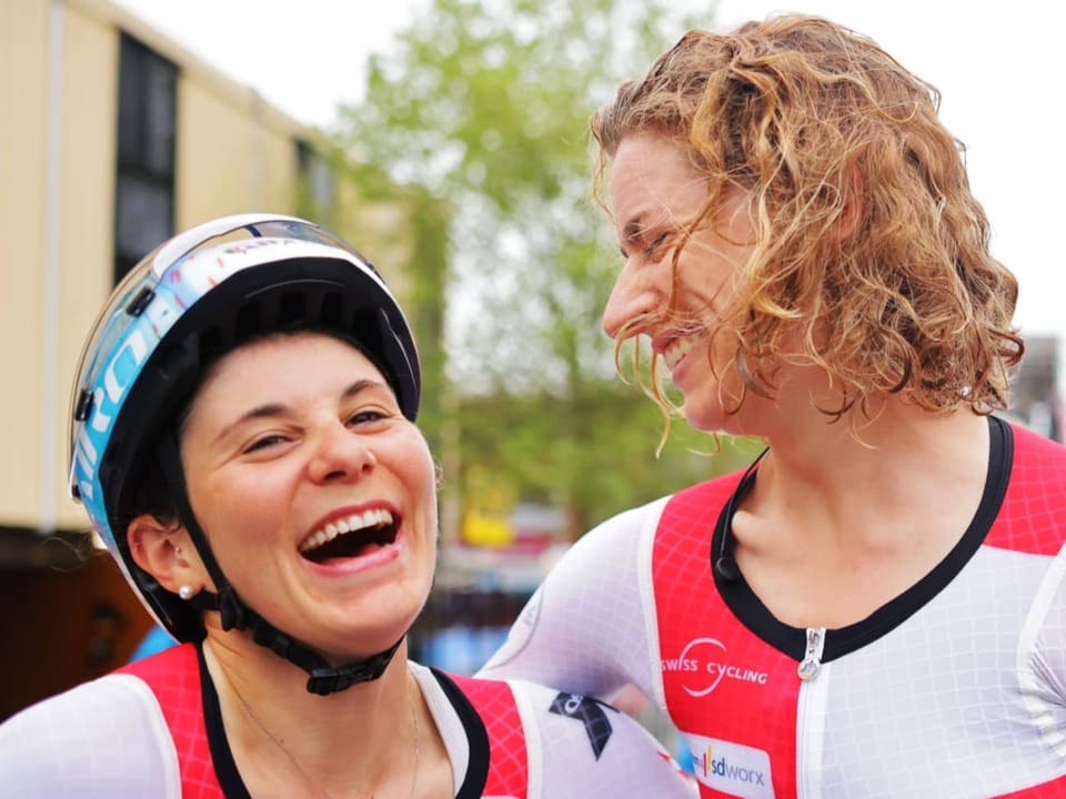 Anführerinnen im Schweizer Team Elise Chabbey und Marlen Reusser lachen gemeinsam an der Rad-WM in Wollongong.