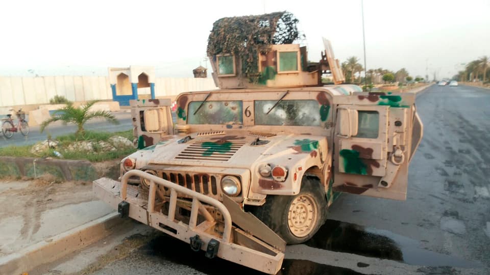Leeres MIlitärfahrzeug auf der Strasse in Tikrit