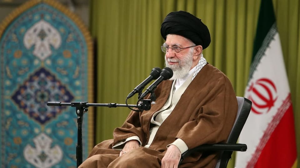 Ali Chamenei sitzt vor Mikrophonen