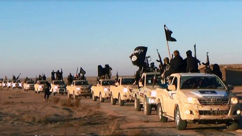 Ein Autocorso von IS-Milizen.