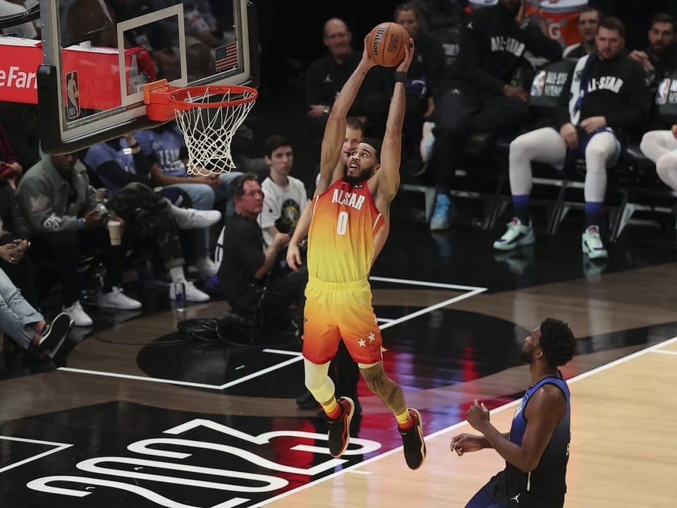 2 von 55 Punkten Jayson Tatum bei einem Dunk.