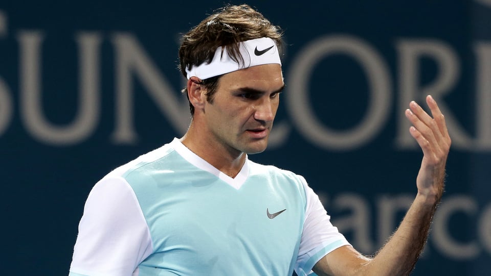 Roger Federer verwirft nach einem verlorenen Punkt die Hände.