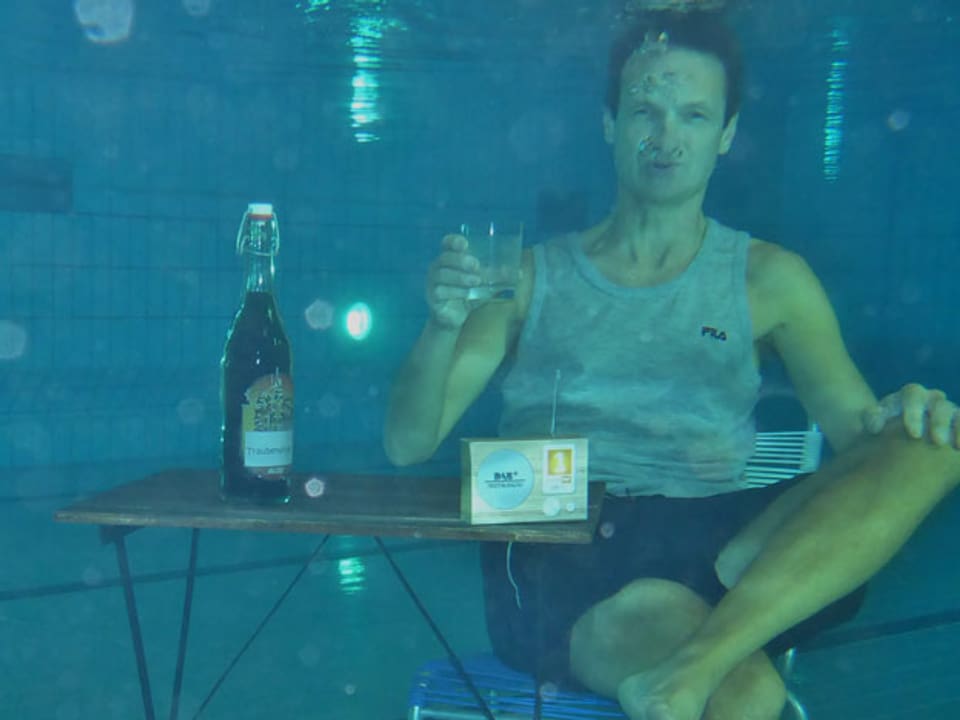 Ein Mann unter Wasser mit selbstgebastelten DAB+ Radio 