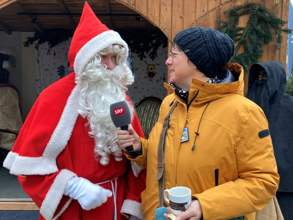 Der Samichlaus spricht mit Pia Kaeser.