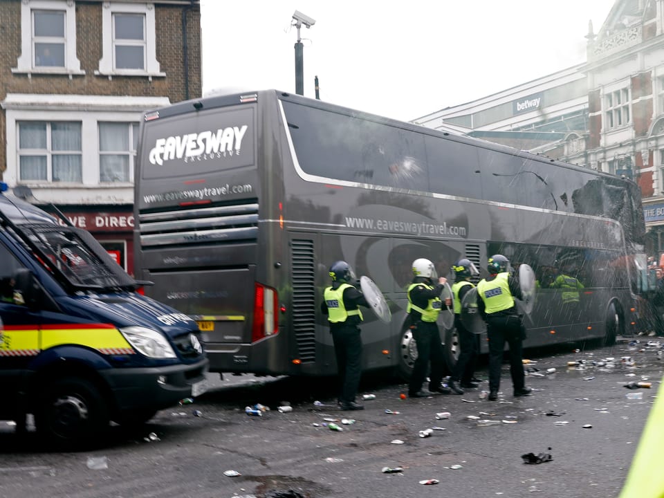 Hooligans beschädigen den Mannschaftsbus von Manchester United.