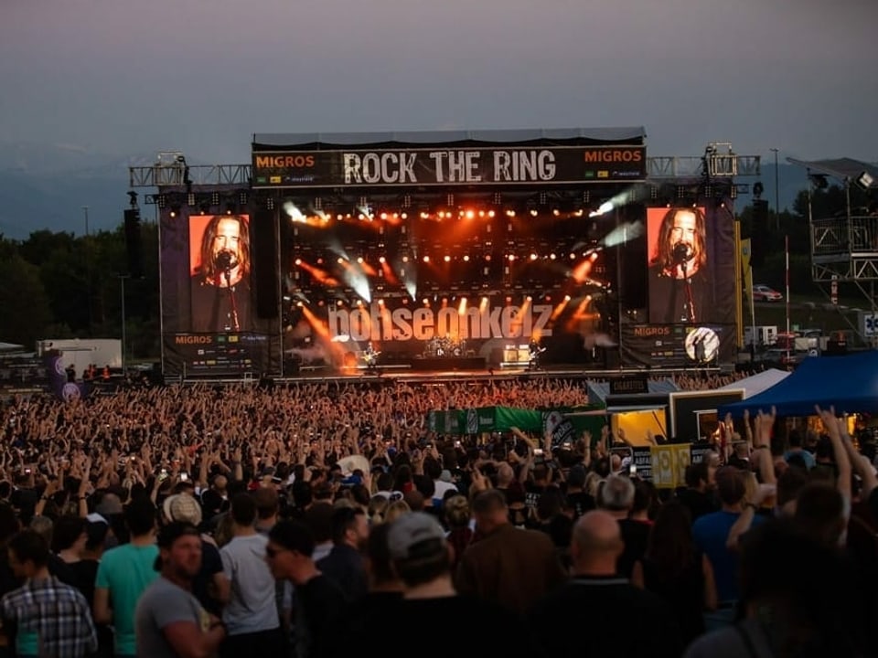 Rock the Ring Bühne mit viel Publikum.