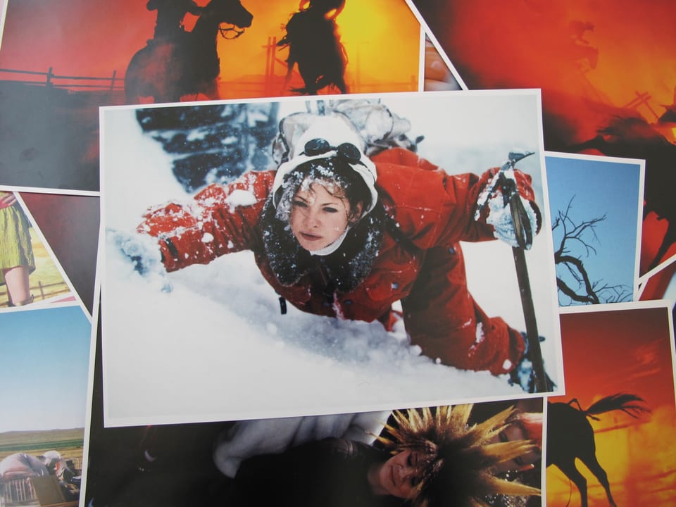 Foto liegt auf vielen anderen Aufnahmen: Model in Skidress am klettern. Sie ist voll Schnee. 