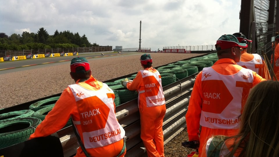 Viel zu tun Die Streckenposten bei der Kurve 11 am Sachsenring.