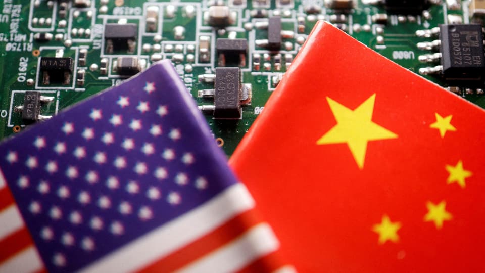 Flaggen-Pin der USA und Chinas über Chip gelegt; Nahaufnahme
