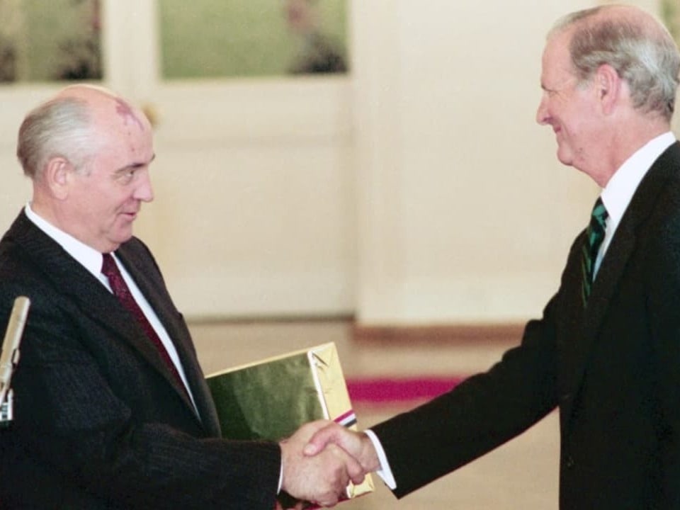 Mikhail Gorbachev and former US Secretary of State James Baker shook hands.
