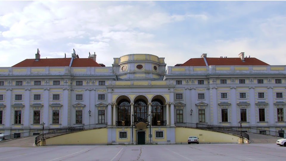 Aufnahme des Palais in Wien vor blauem Himmel. 