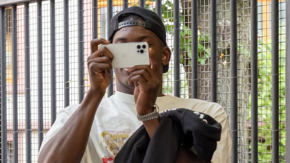 Embolo schiesst ein Handy-Foto