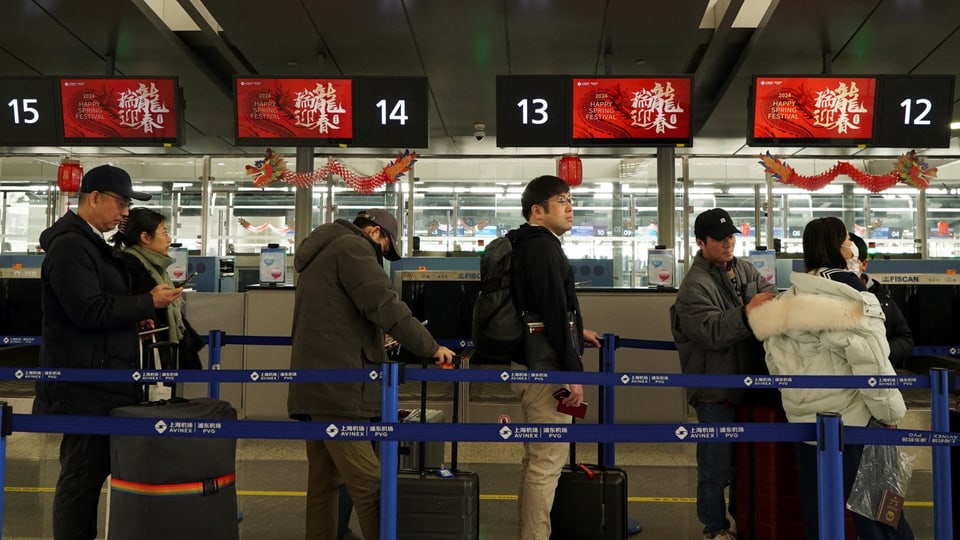 Reisende in einer Schlange stehend an einem Flughafen in China.