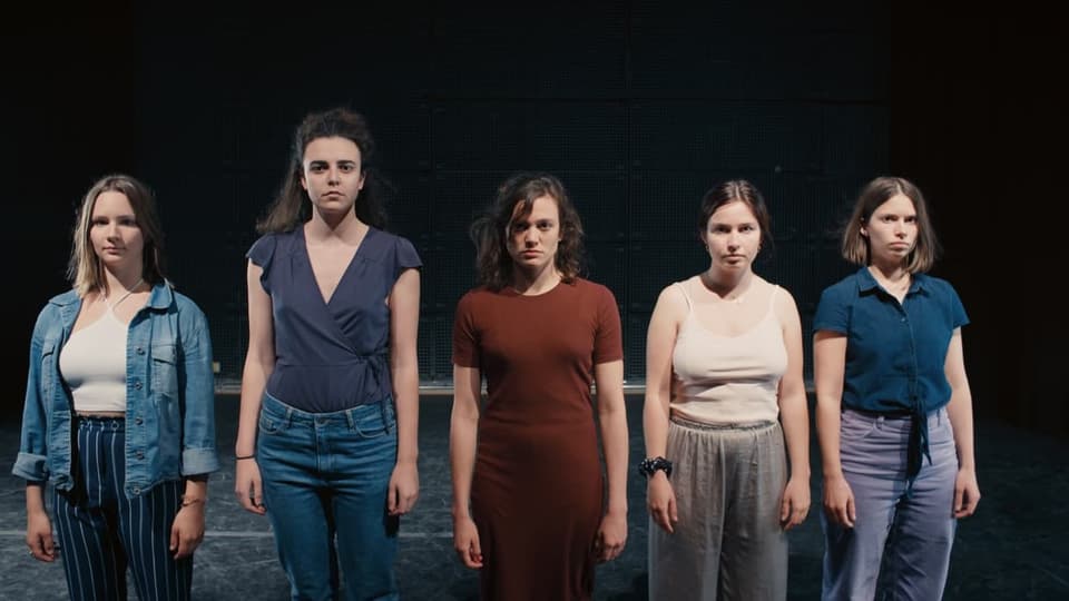 Fünf Frauen auf Theaterbühne