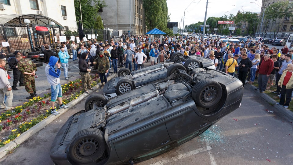 Umgekehrte Autos an einer Demonstration in Kiew.
