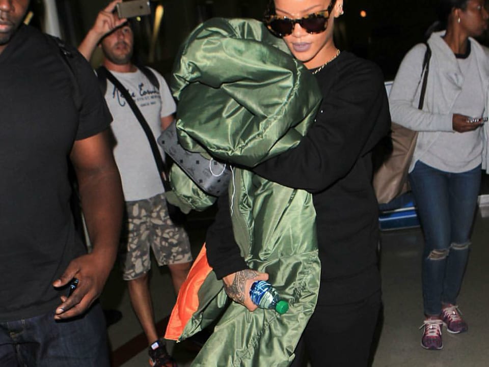 Rihanna umklammert ihre Bomberjacke