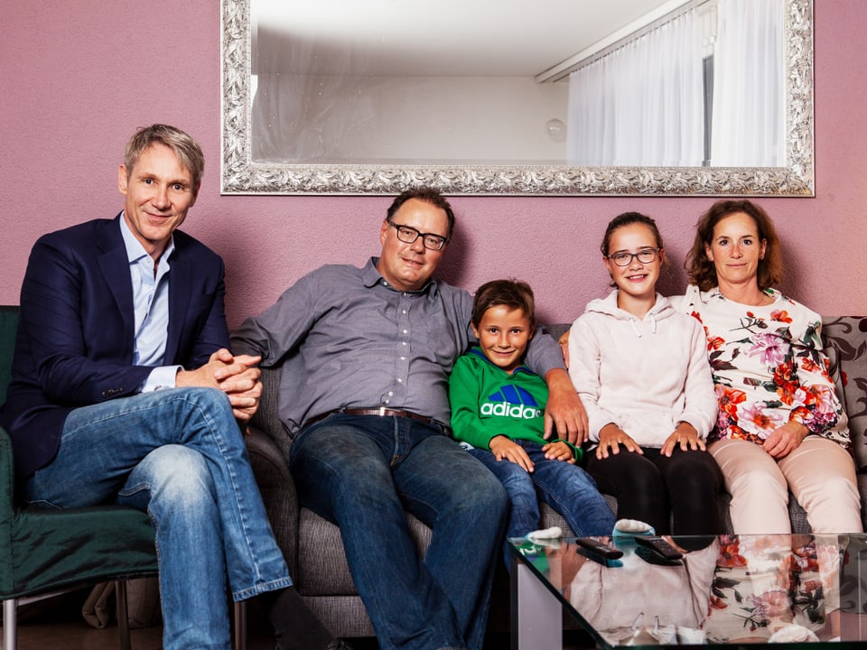«Tagesschau»-Moderator Franz Fischlin (l.) über seinen Hausbesuch in Uetikon am See: «Die Begegnung mit der Familie Röhricht war toll. Für sie ist der 19-Uhr-30-Termin der ‹Tagesschau› eine Art Ritual. Vater, Mutter und die beiden Kinder nehmen pünktlich vor dem TV Platz. Die Themen, die sie sehen, werden im Anschluss diskutiert.»