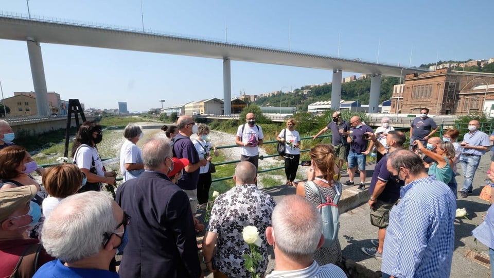 Teilnehmende der Zeremonie vor dem Neubau der eingestürzten Brücke. 