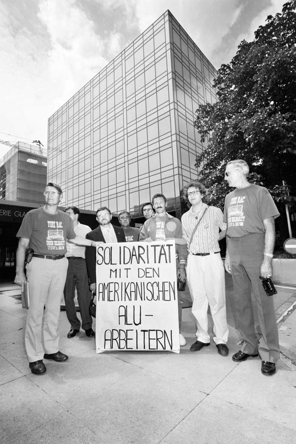 Eine Delegation der amerikanischen Stahlarbeitergewerkschaft und Schweizer Gewerkschafter demonstrieren am 24. Juni 1991 in Zug, Schweiz gegen die Schliessung des Aluminiumwerks Ravenswood 