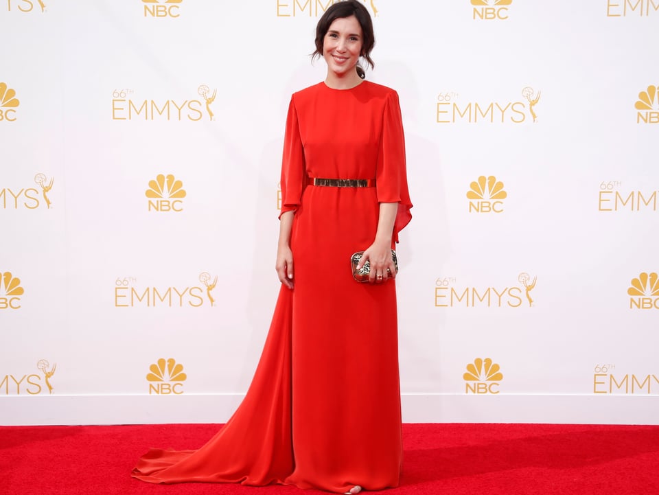 Sibel Kekili im roten Kleid auf dem roten Teppich der Emmys