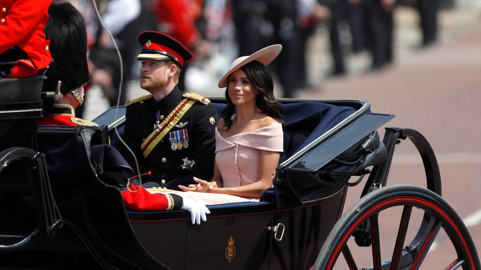 Prinz Harry und Herzogin Meghan sitzen in einer Kutsche.