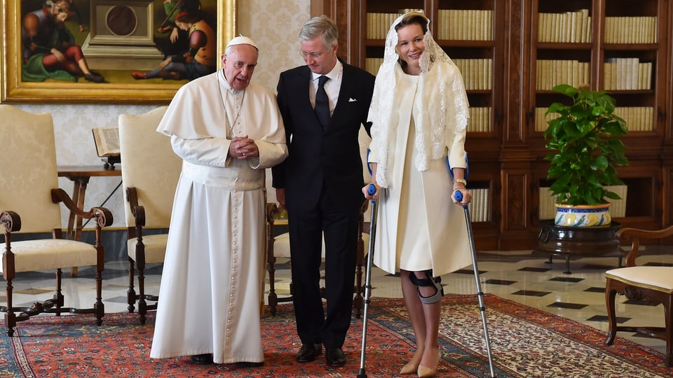 Papst Franziskus, König Philippe und Königin Mathilde posieren für die Fotografen.