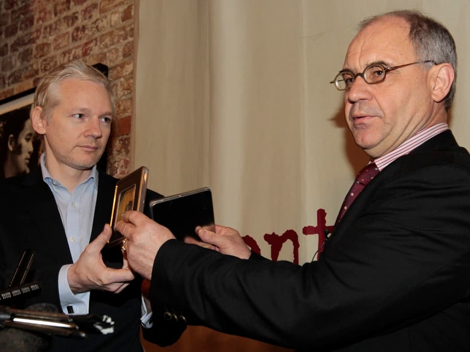 Rudolf Elmer übergibt Julian Assange die Daten-CD's