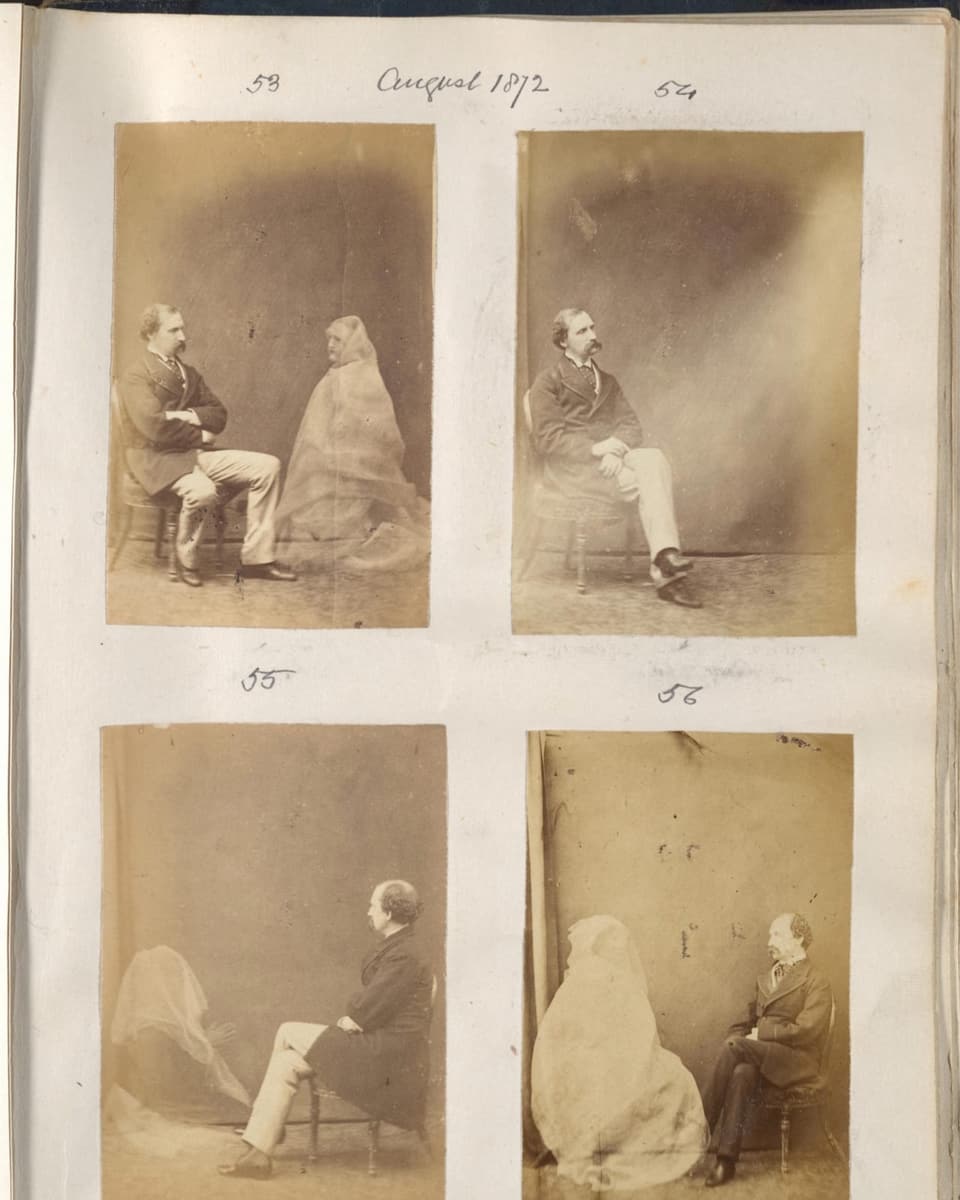 Alte Fotos: Ein sitzender Mann in Unterhaltung mit einem falschen Geist