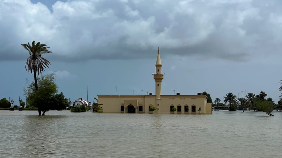 Stehendes Wasser hat eine Moschee halb überschwemmt