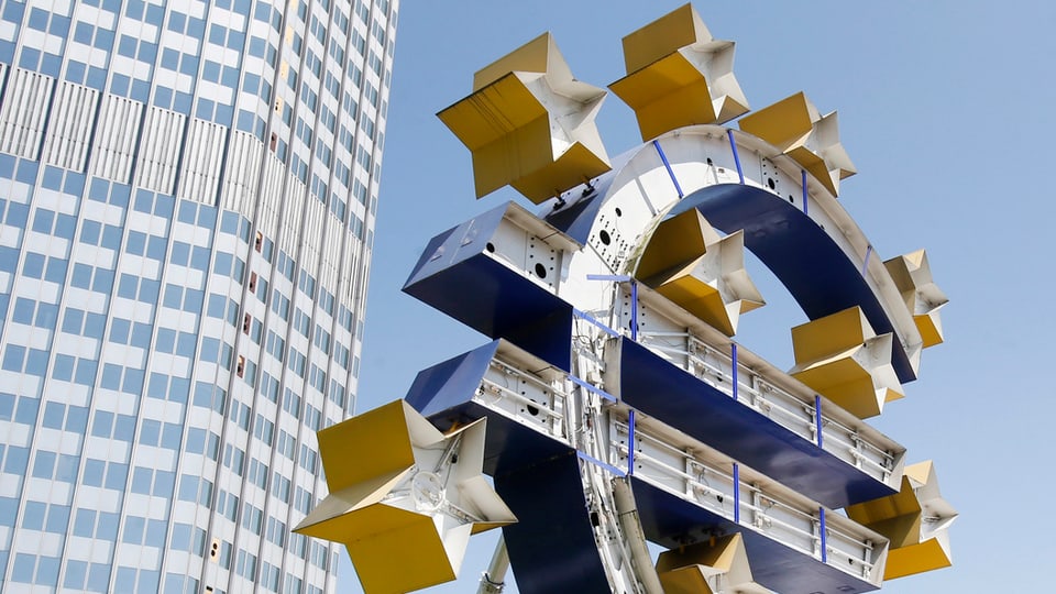 Euro-Skulptur, im Hintergrund das EZB-Gebäude in Frankfurt am Main