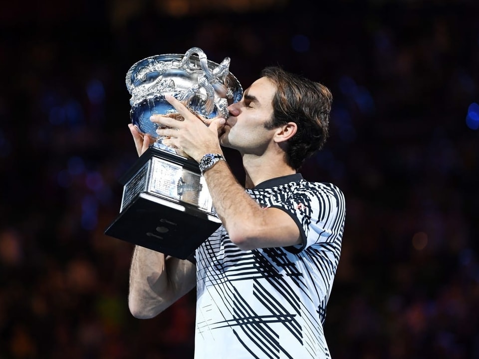 Federer küsst die Trophäe