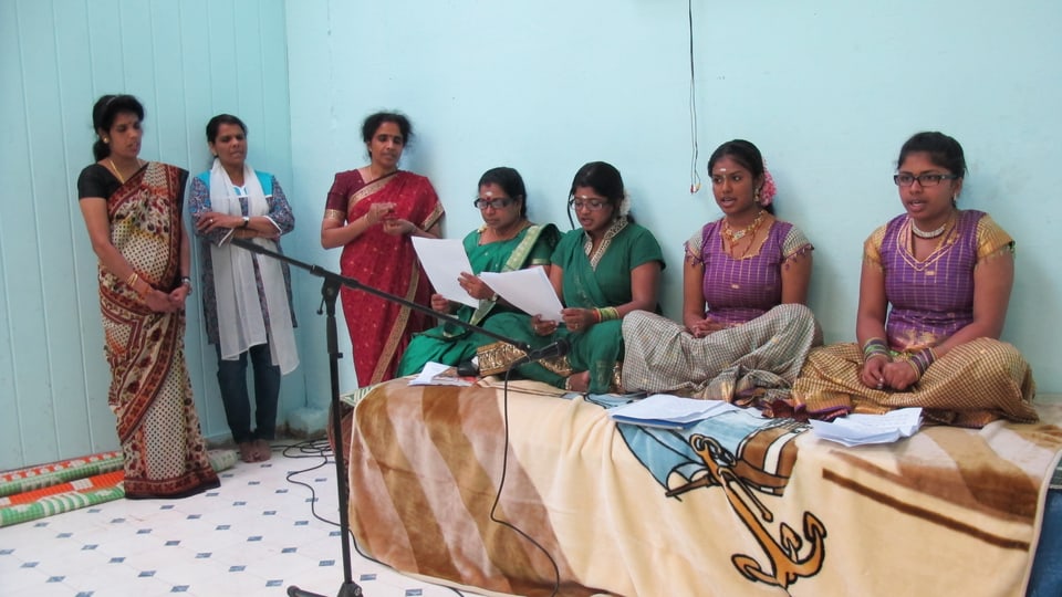 Frauen singen den Bhajan, einen hinduistischen Gebetsgesang.