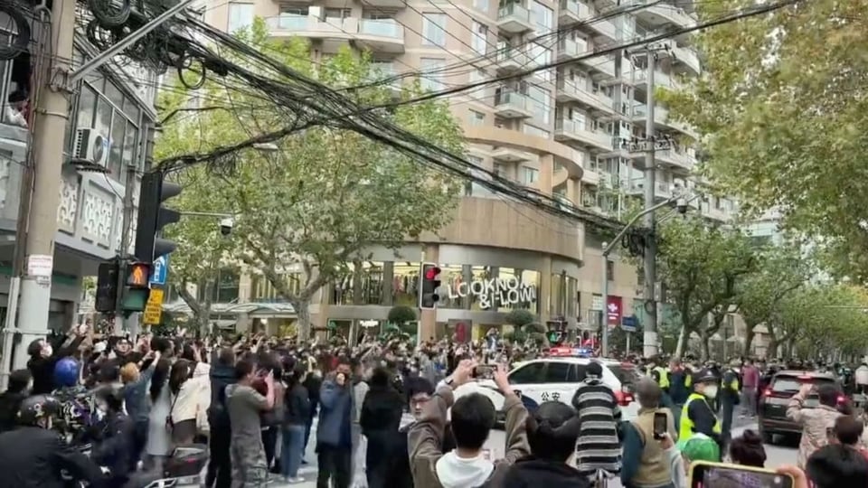 Protest in Schanghai. Dieses Bild stammt aus einem Social-Media-Video vom 27. November 2022. 