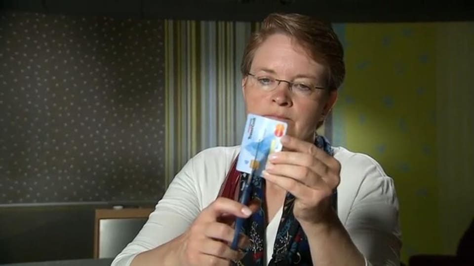 Frau zerschneidet Kreditkarte