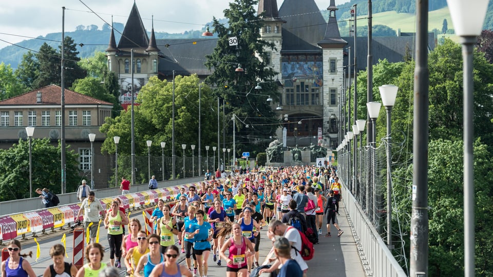 Frauen joggen auf der Kirchenfeldbrücke in Bern.