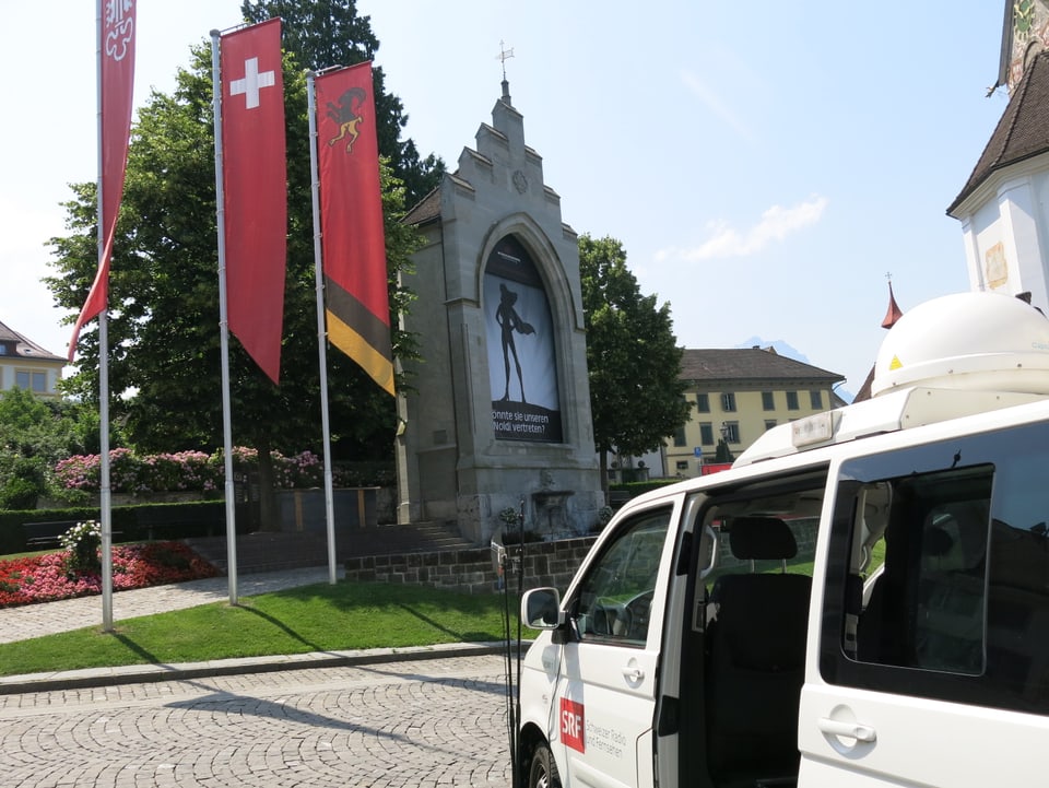 Der SRF-Sendewagen steht für die Livesendung vor dem Winkelried-Denkmal in Stans.