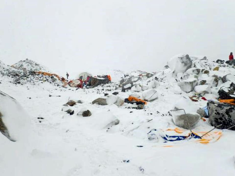 Basiscamp am Mount Everest. Am Boden liegen zerstörte Zelte.
