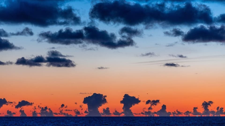 Ostseepanorama mit rotblau gefärbtem Abendhimmel