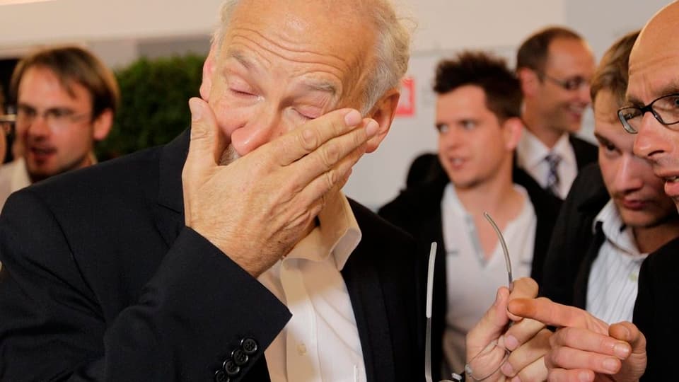 Josias Gasser wischt sich Freudentränen nach seiner Wahl weg. 