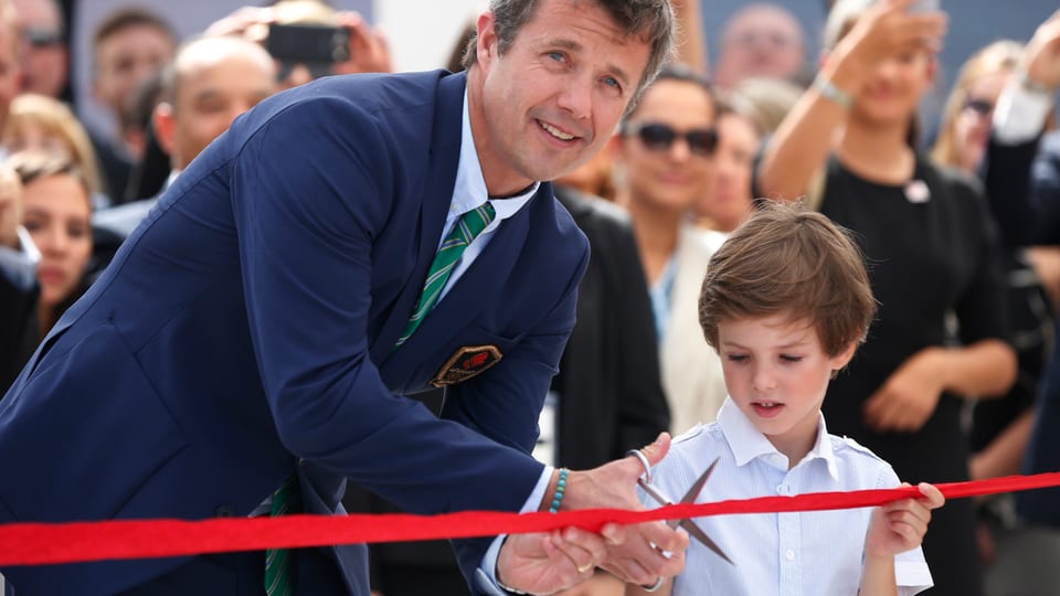 Kronprinz Frederik eröffnet gemeinsam mit seinem Sohn Prinz Henrik das dänische Haus und schneidet das rote Band durch.