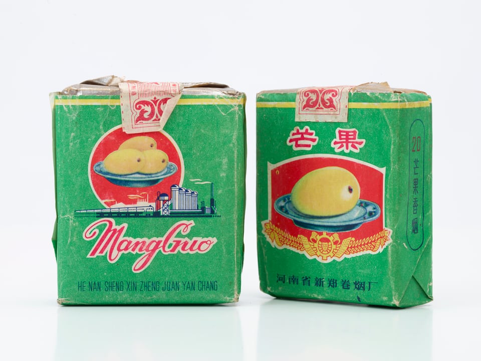 Zwei ungeöffnete grüne Zigarettenpackungen der Marke Mango