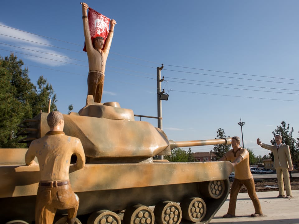 Ein Denkmal feiert Erdogan als Helden, der sich vor die Panzer der meuternden Militärs stellt.