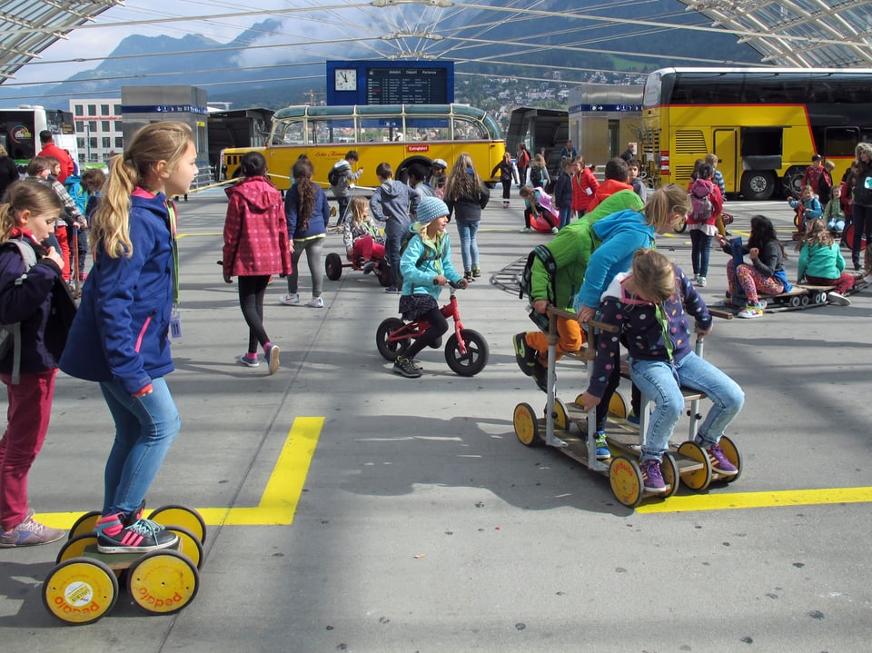 Kinder spielen auf dem Postautodeck in Chur. 