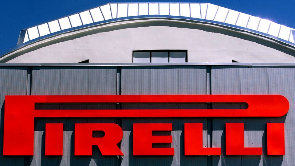 Das Logo von Pirelli auf einem Fabrikgebäude