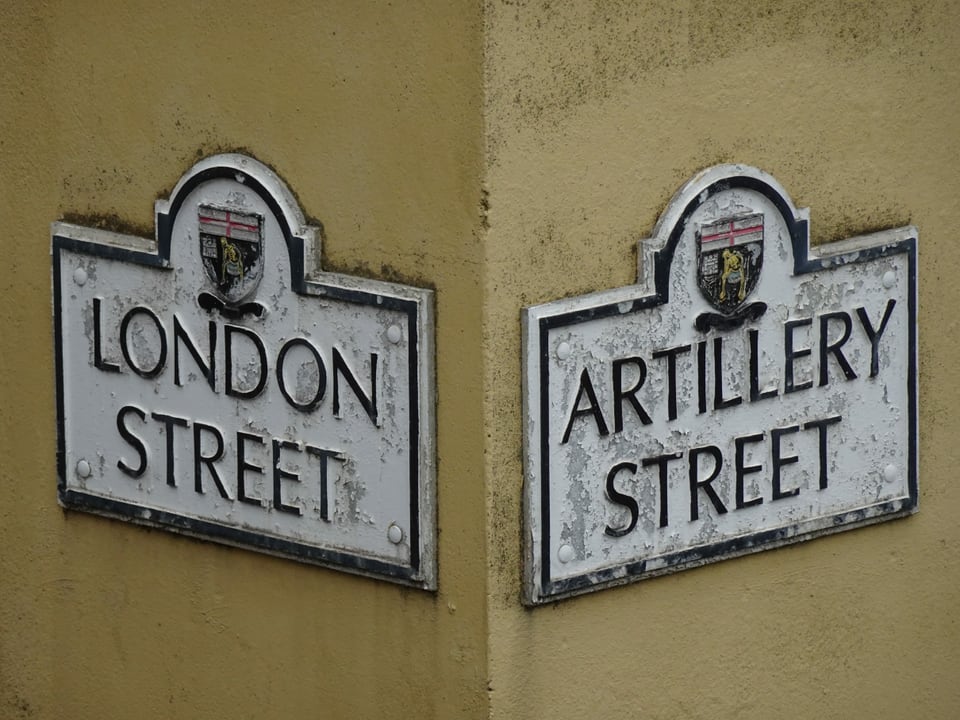 Eine Strassenkreuzung mit zwei Schildern.