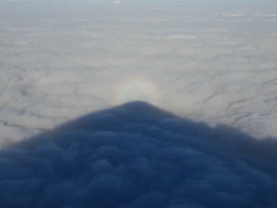 Schattenwurf auf Nebel mit Regenbogenfarben.