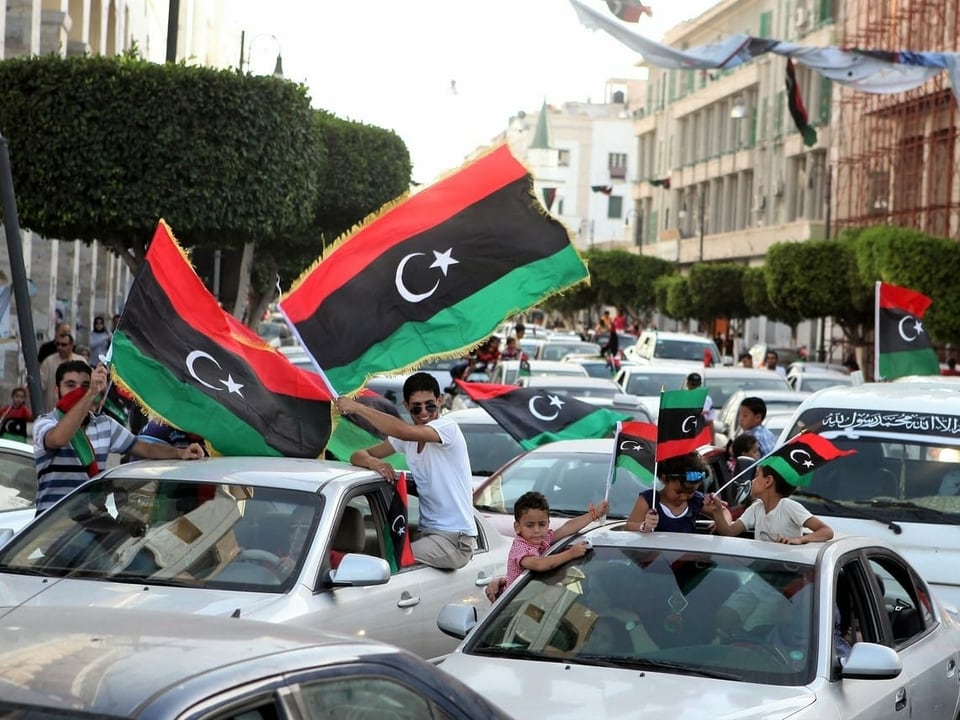 Libyer schwenken Fahnen, während sie in den Strassen der Hauptstadt Tripolis feiern, nachdem sie bei den Wahlen zum Nationalkongress in Tripolis ihre Stimme abgegeben haben.