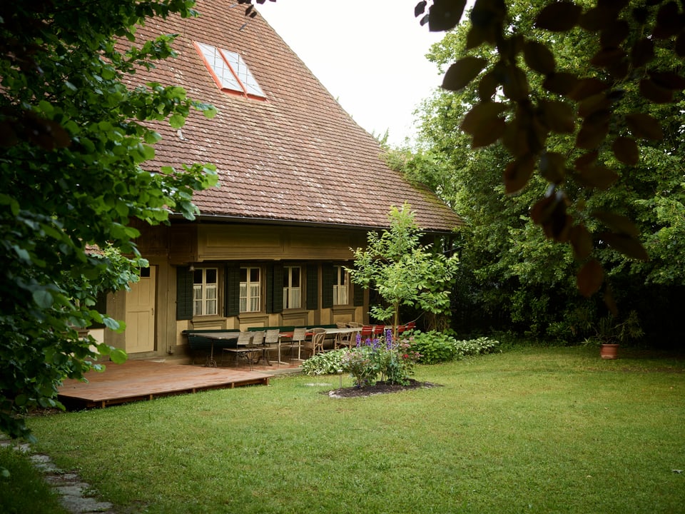 Albert Anker Haus, altes Bauernhaus, im Vordergrund Garten
