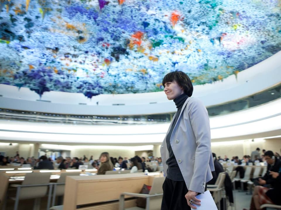 Calmy-Rey im UNO-Menschenrechtsrat zum Rednerpult gehend.